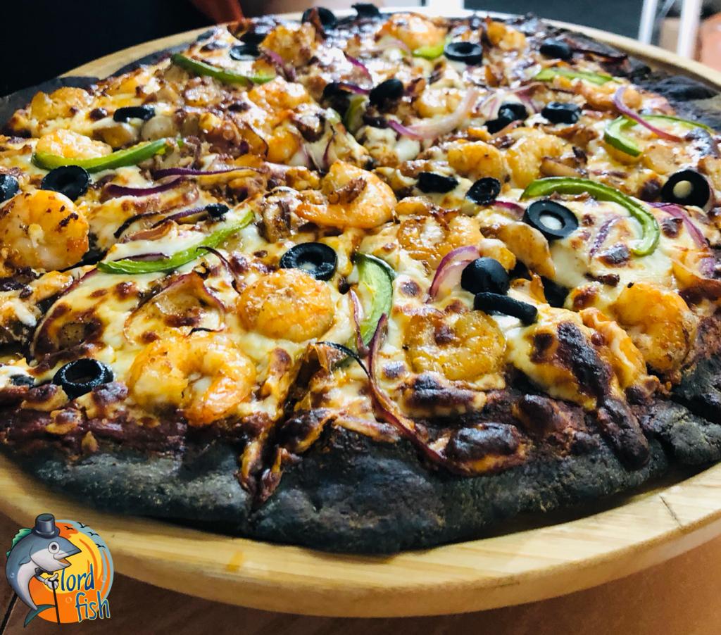 Pizza Negra de Mariscos